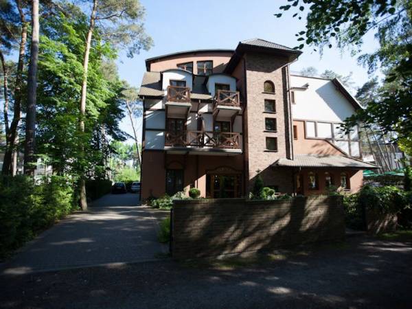 Wjazd na parking od strony lasu.