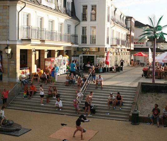 Wieczorami przy głównym wejściu na plażę mamy bezpłatne pokazy taneczne.