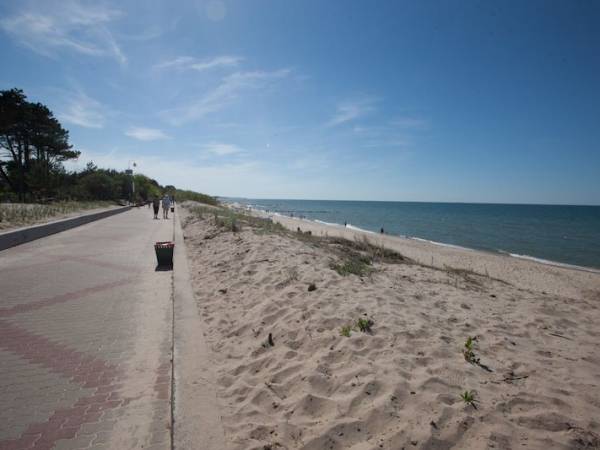 Dochodząc do plaży, mamy promenadę , która się ciągnie wzdłuż plaży.