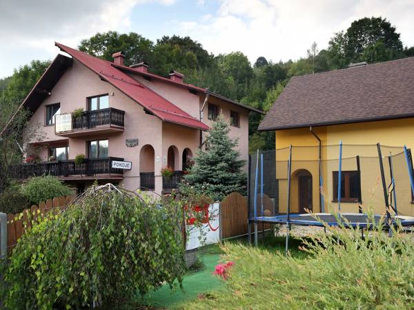 nasz dom po lewej, nowy budynek po prawej