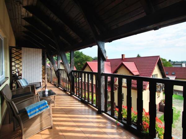 Taras z wejsciem do pokoi