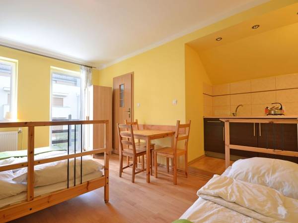 Pokój 3 osobowy z aneksem kuchennym i balkonem Piętro dom 1