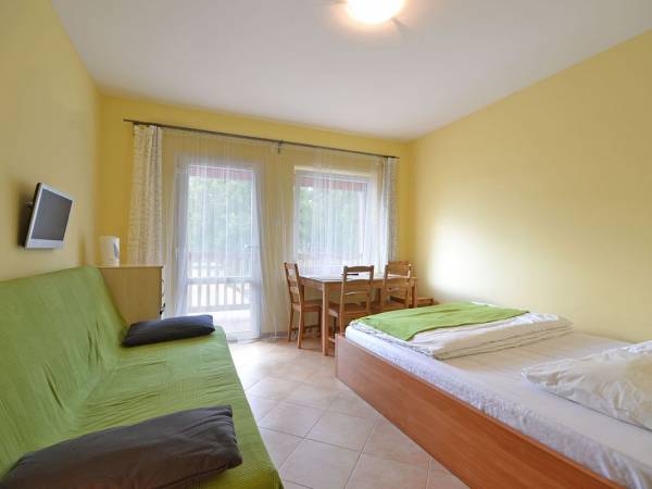 Pokój 3-4-os na piętrze z balkonem.