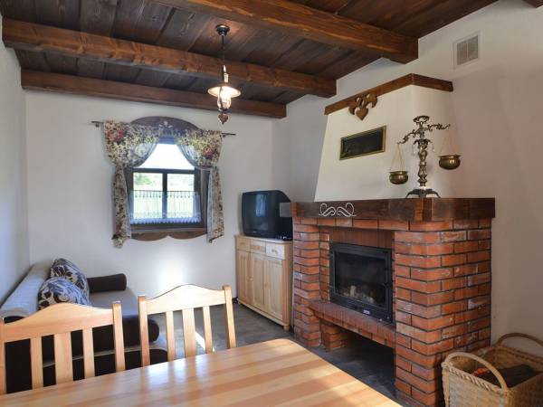 W domku znajduje się ogrzewanie kominkowe