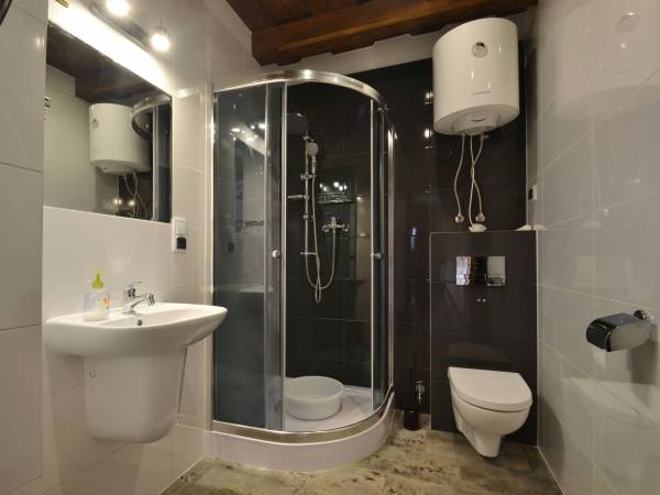 Łazienka. Woda ogrzewana jest bojlerem