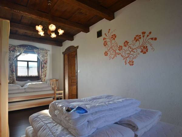 Sypialnia z łóżkiem podwójnym i dodatkowym - jedno wysuwane spod drugiego.