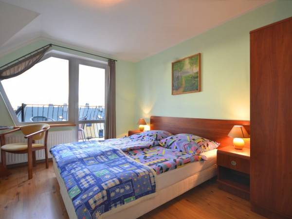 Pokój 2 osobowy z łazienką i balkonem.