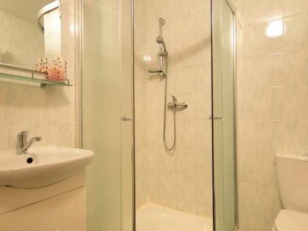 pokój ośmioosobowy