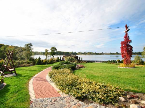 widok z ogrodu na jezioro 2010 rok