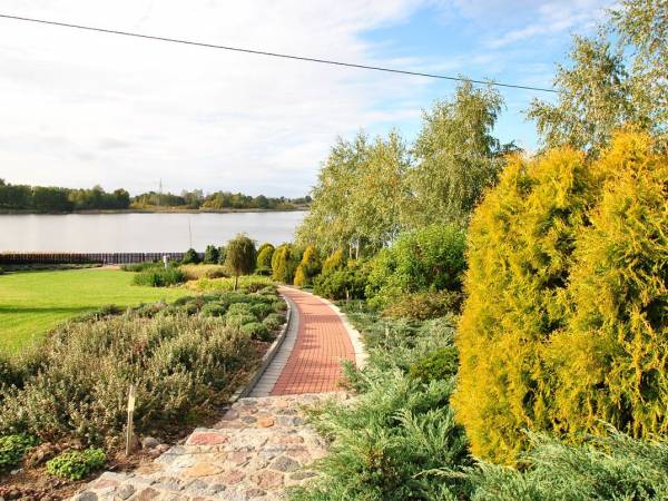widok z ogrodu na jezioro