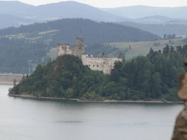 Widok z zamku Czorsztyn na zamek Niedzica