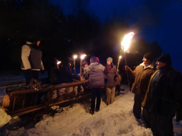 Powrót z ogniska z pochodniami