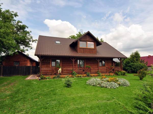 Widok domu od strony drogi