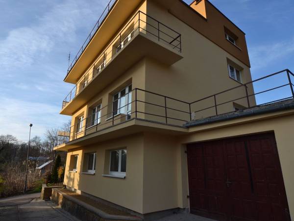 Budynek od strony parkingu