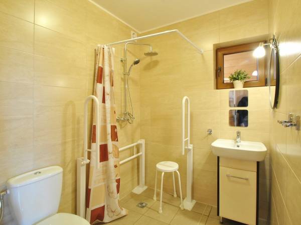 łazienka przystosowana dla osób niepełnosprawnych (domek 9. i 10.)