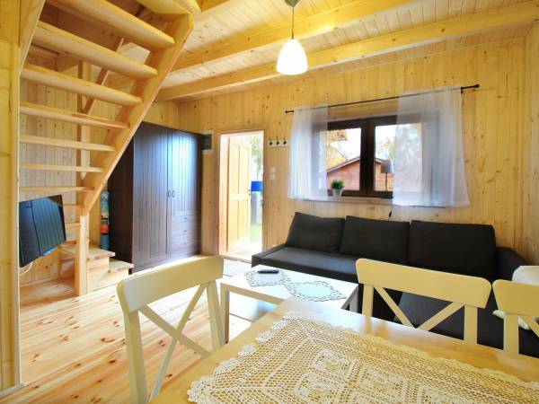 salon z aneksem kuchennym na parterze