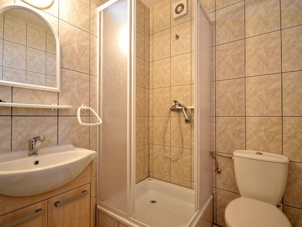 Łazienka w pokoju 3 osobowym