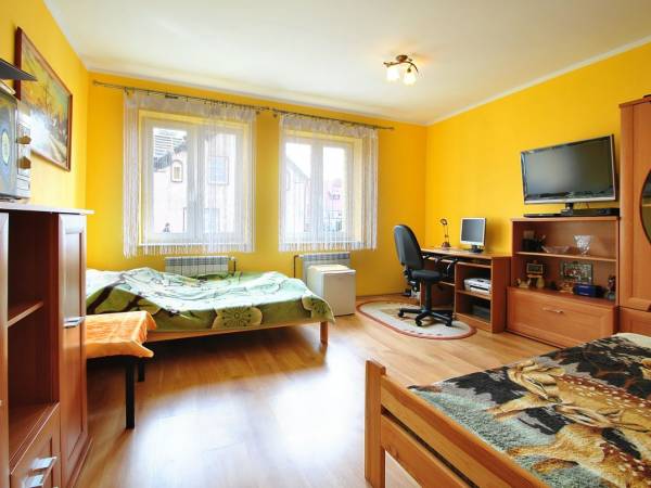 pokój 4-osobowy z łazienką - żółty