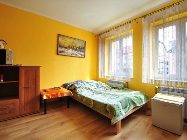 pokój 4-osobowy z łazienką - żółty