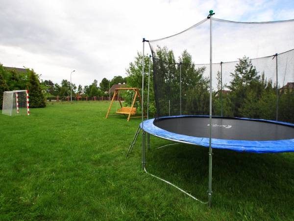 Trampolina, w tle boisko