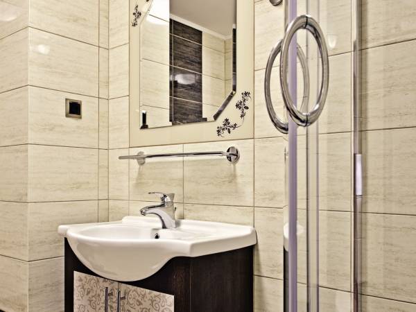 Łazienka w pokojach hotelowych