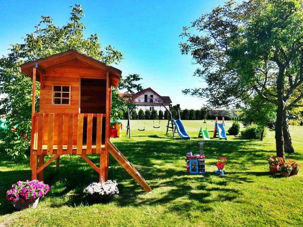 Drewniany domek dla dzieci