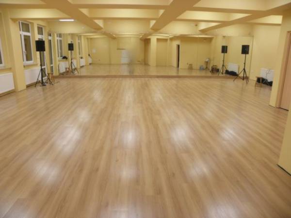 sala parkietowa z lustrami