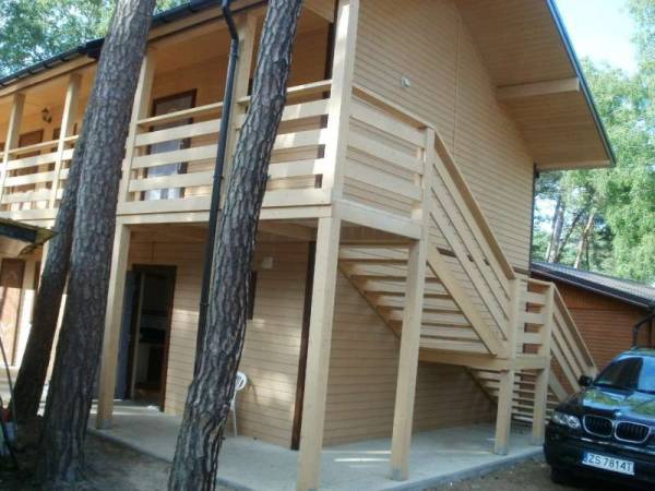 Domek piętrowy z mieszkaniami 2-pokojowymi.