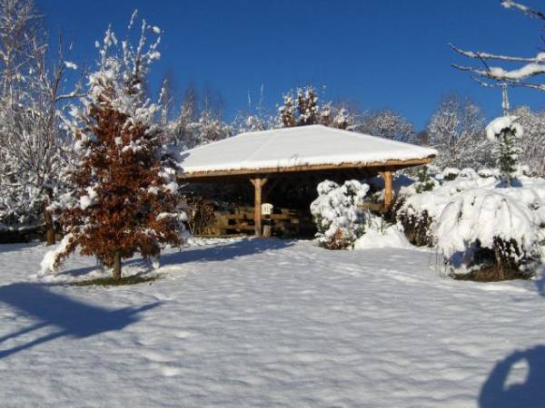 miejsce na grilla w śnieżnej szacie