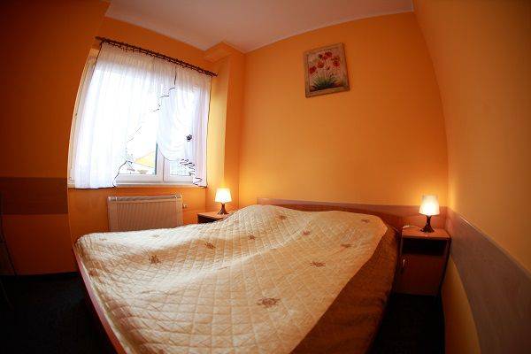 pokój z łożem małżeńskim