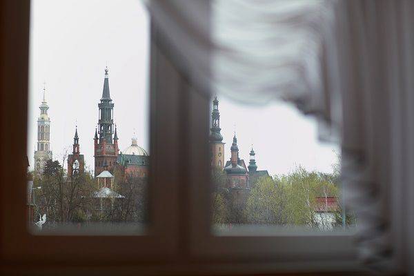 widok z okna na Sanktuarium Maryjne