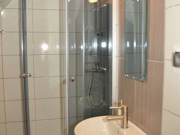 Łazienka w pokoju makowym