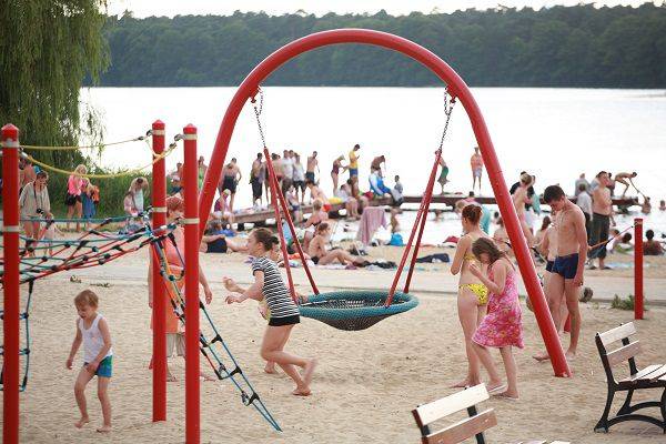 plac zabaw tuż przy plaży