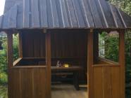 Altana znajdująca sie przed domkami