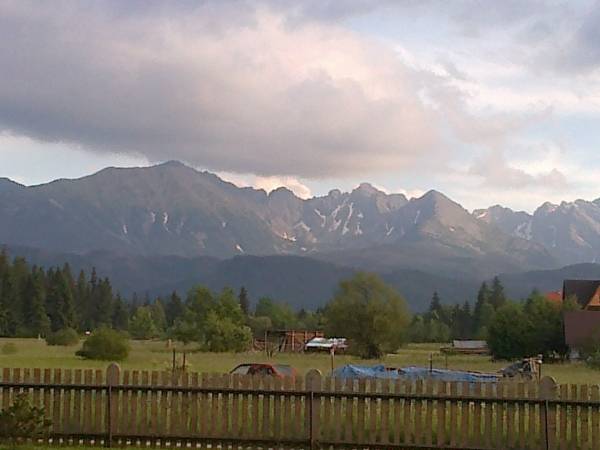 widok z ogrodu na Tatry