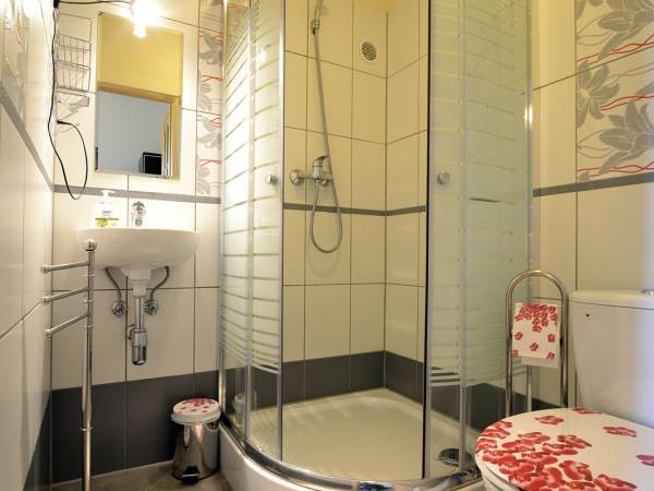 Łazienka w pokoju nr 4.