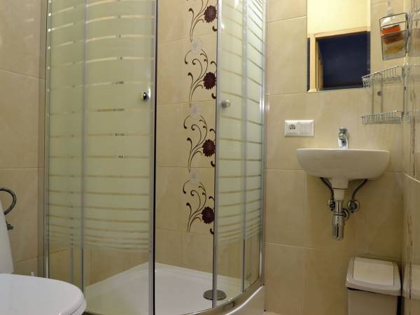 Łazienka w pokoju nr 2.