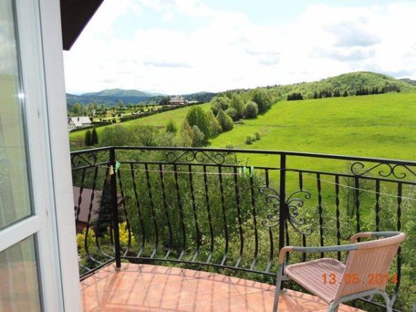 widok z pokoju na połoniny