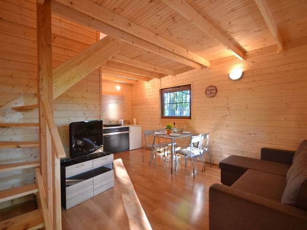 salon z aneksem w domkach drewnianych