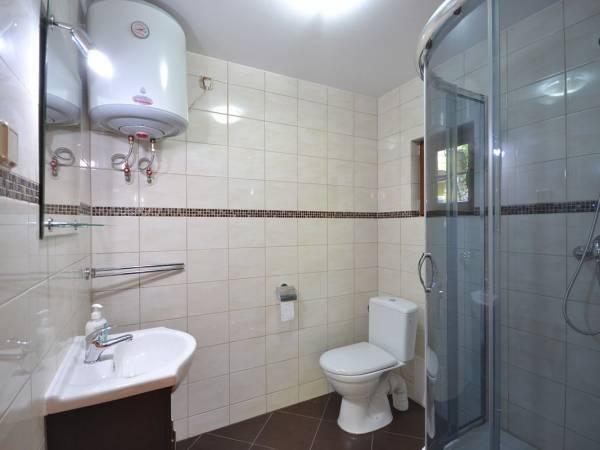 Łazienka na parterze w domkach drewnianych