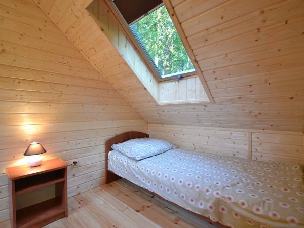 Sypialnia na piętrze bez balkonu w domkach drewnianych
