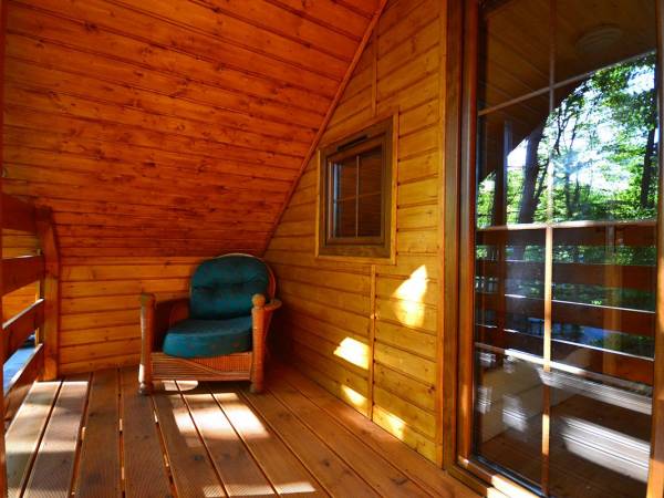 Balkon na piętrze w domkach drewnianych