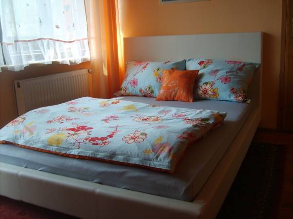 Łóżko w pokoju 4 osobowym z antresolą