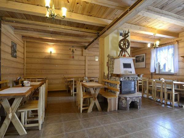 wnętrze sali w żółtym budynku