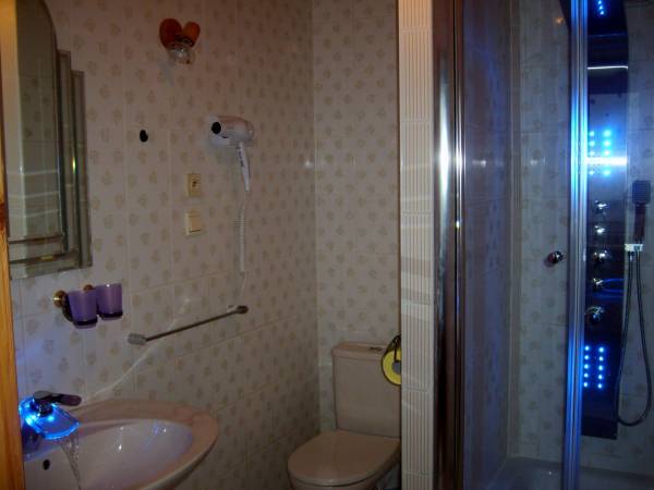 Łazienka pokoju 4 osobowego z antresolą