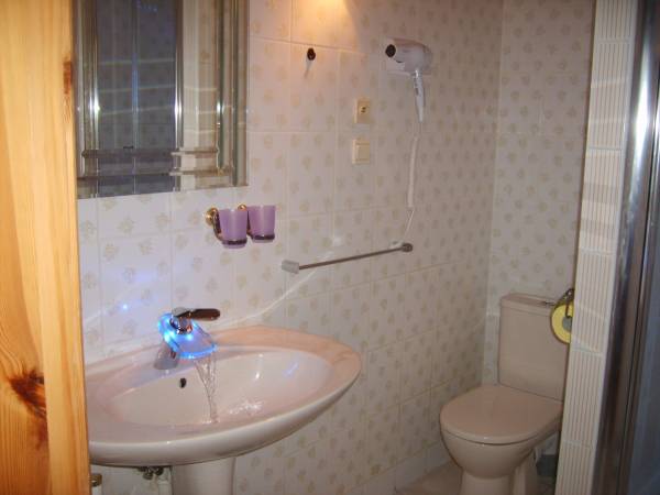 Łazienka pokoju 4 osobowego z antresolą