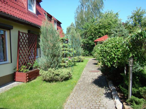 aleja wzdłuż budynku