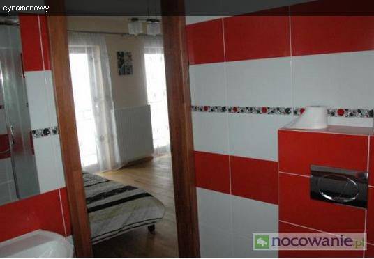 łazienka w pokoju cynamonowym