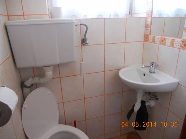 toaleta na dwa pokoje