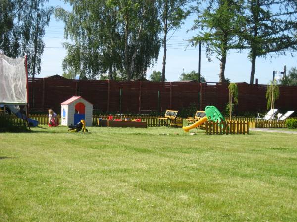 Trampolina, zjeżdżalnie, huśtawka ...